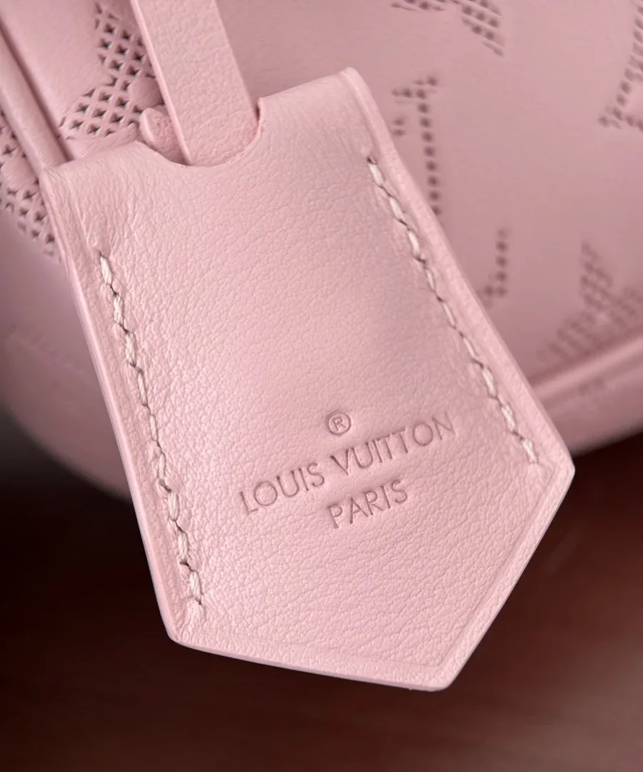 Кожаный ярлык розового цвета с тиснением Louis Vuitton Paris