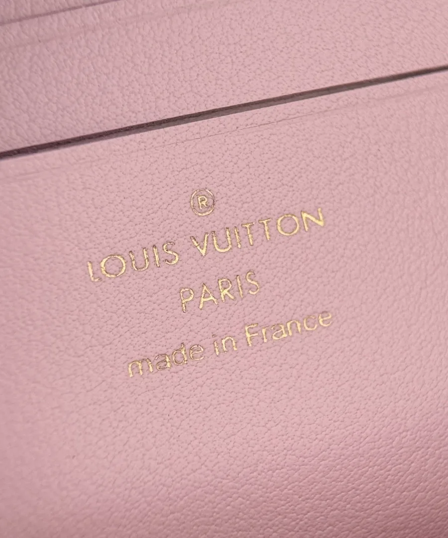 Золотистый штамп Louis Vuitton Paris на внутренней кожаной отделке