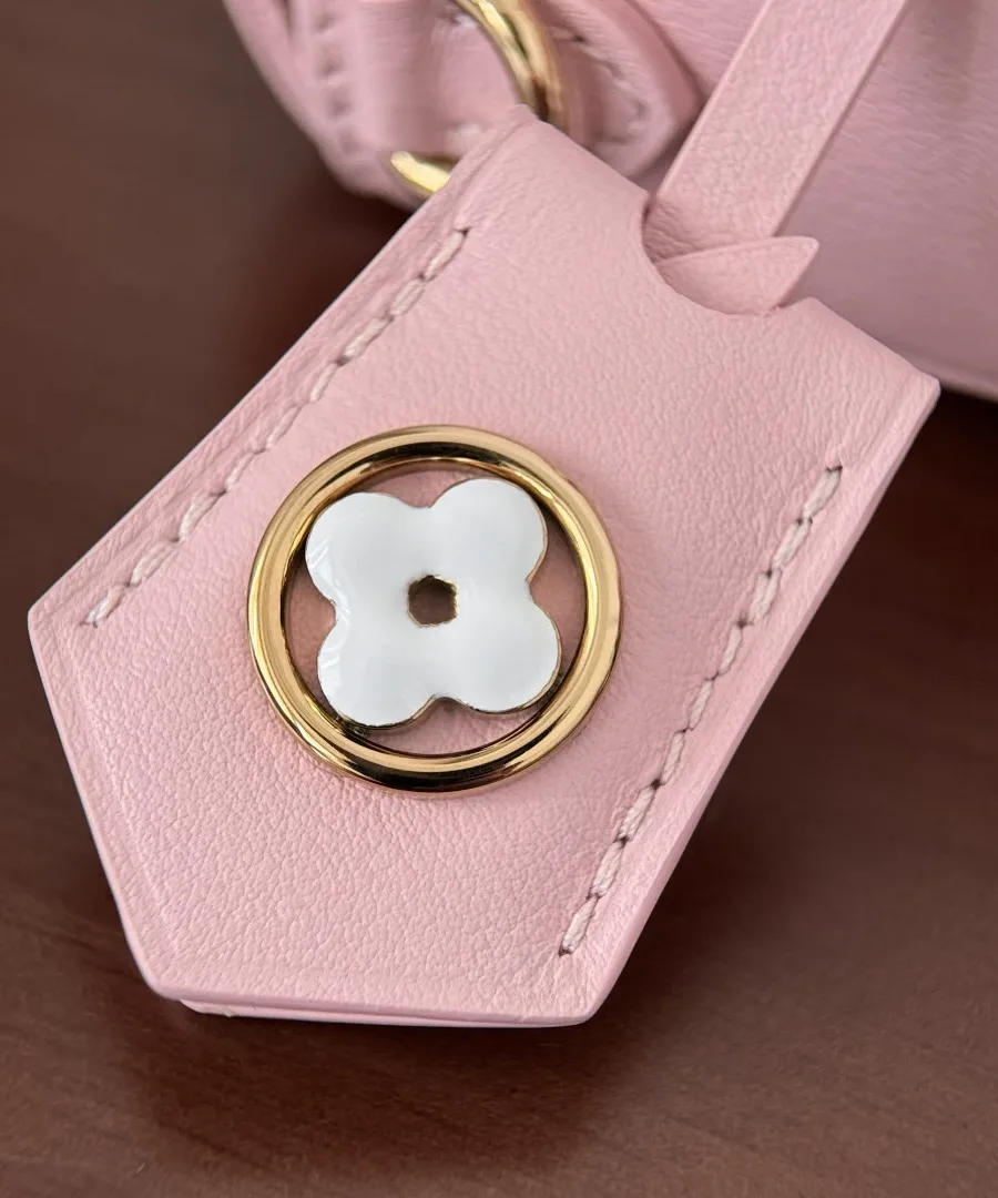 Декоративный элемент в виде цветка Monogram на розовом кожаном ярлыке
