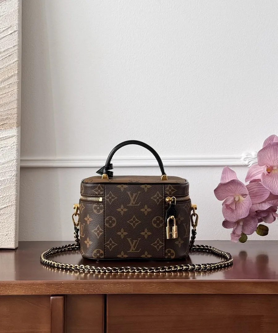 Коричневая сумка Louis Vuitton Vanity PM с прикрепленным плечевым ремнем-цепочкой