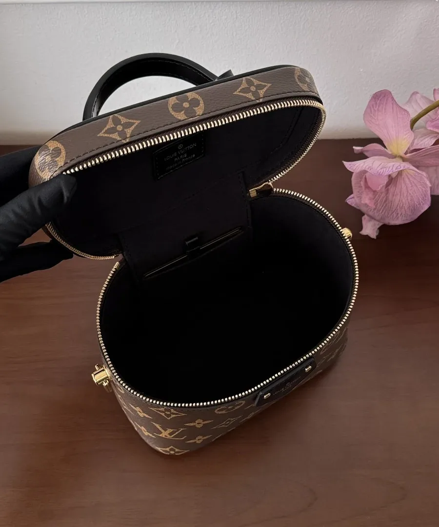 Открытая сумка Louis Vuitton Vanity PM, вид сверху на внутреннее отделение