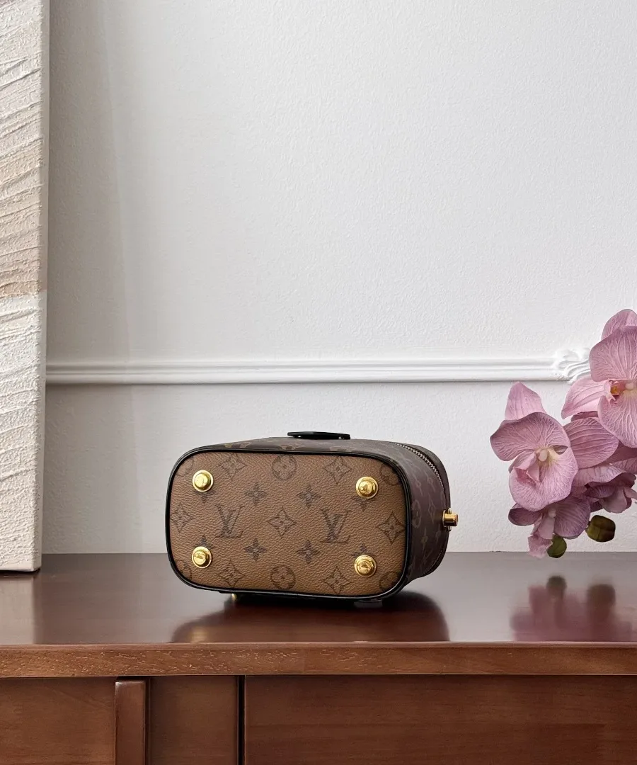 Нижняя часть сумки Louis Vuitton Vanity PM с четырьмя золотистыми ножками