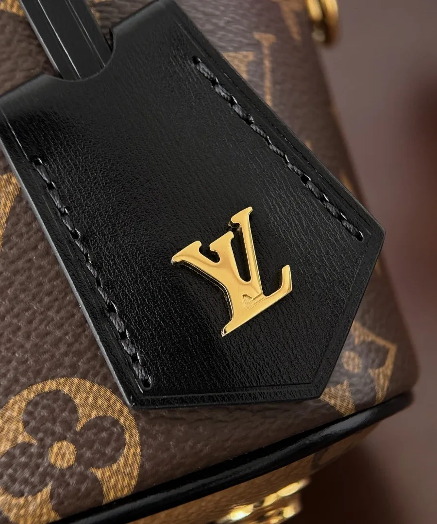 Черный кожаный багажный тег с золотистым логотипом LV