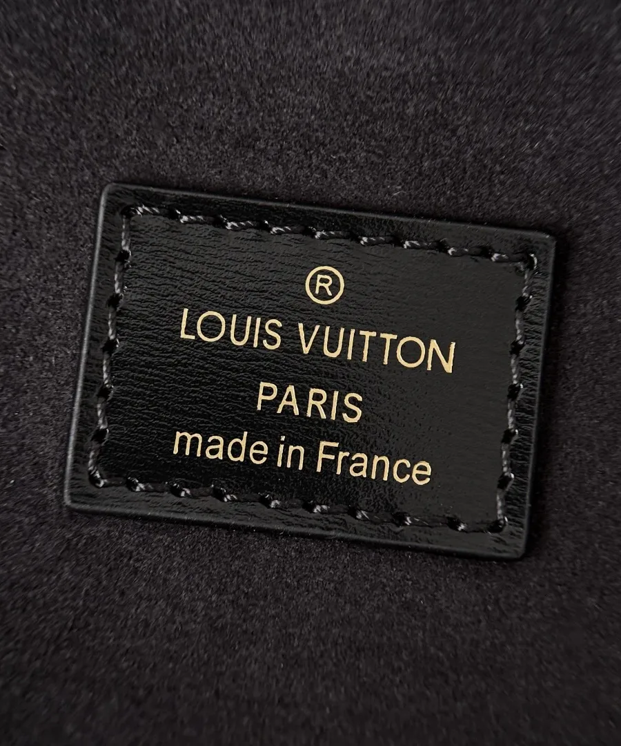 Внутренняя кожаная бирка с тиснением Louis Vuitton Paris made in France