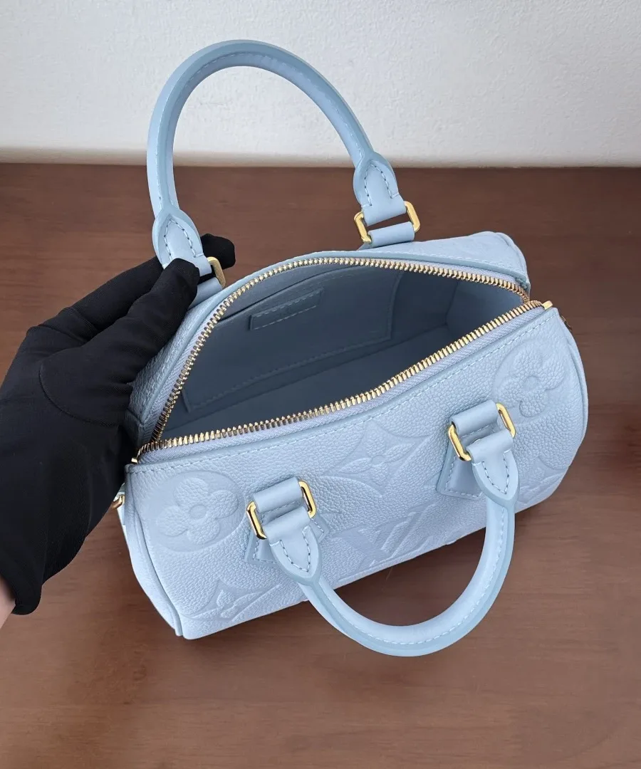 Вид сверху на открытое отделение голубой сумки Louis Vuitton Speedy 20