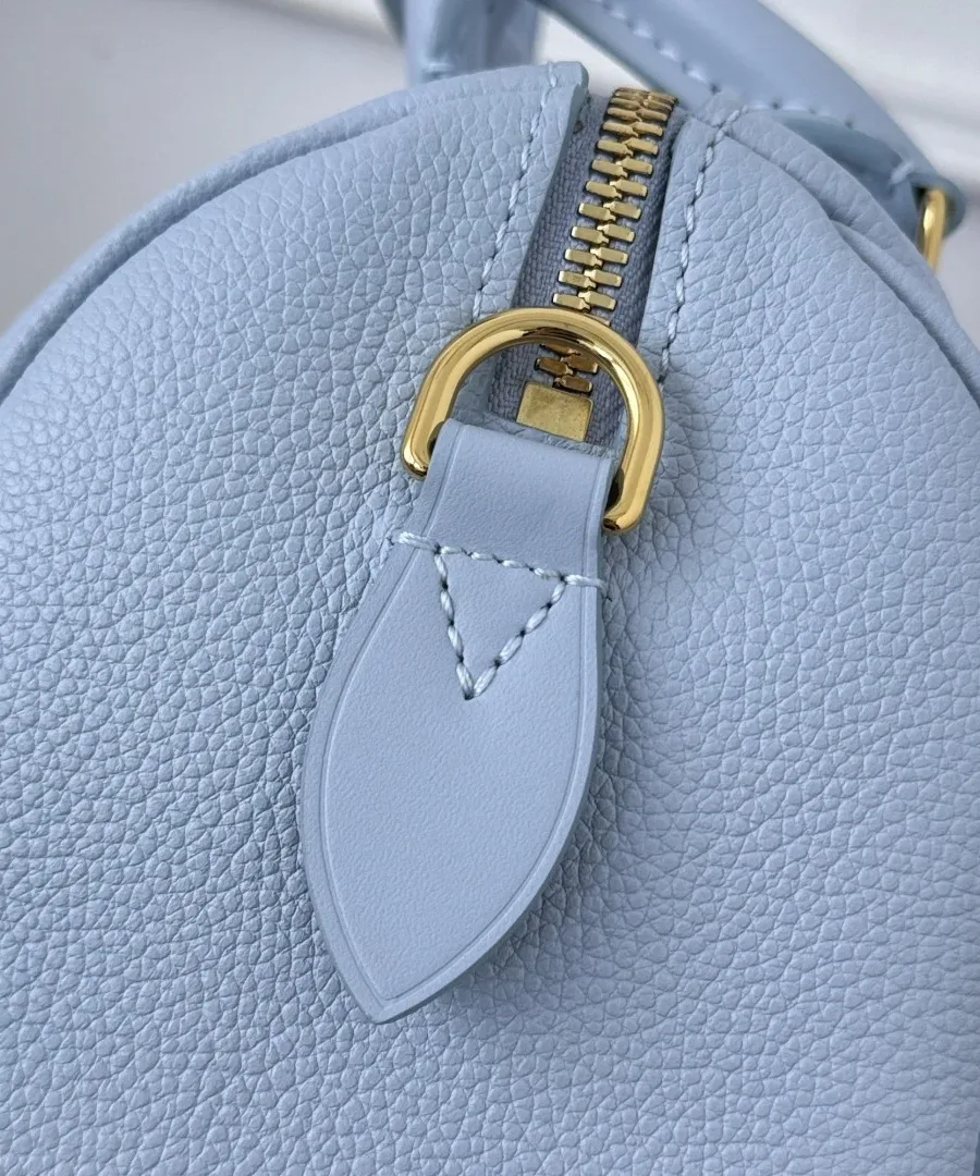 Боковая часть голубой сумки Louis Vuitton Speedy 20 с креплением для ремня