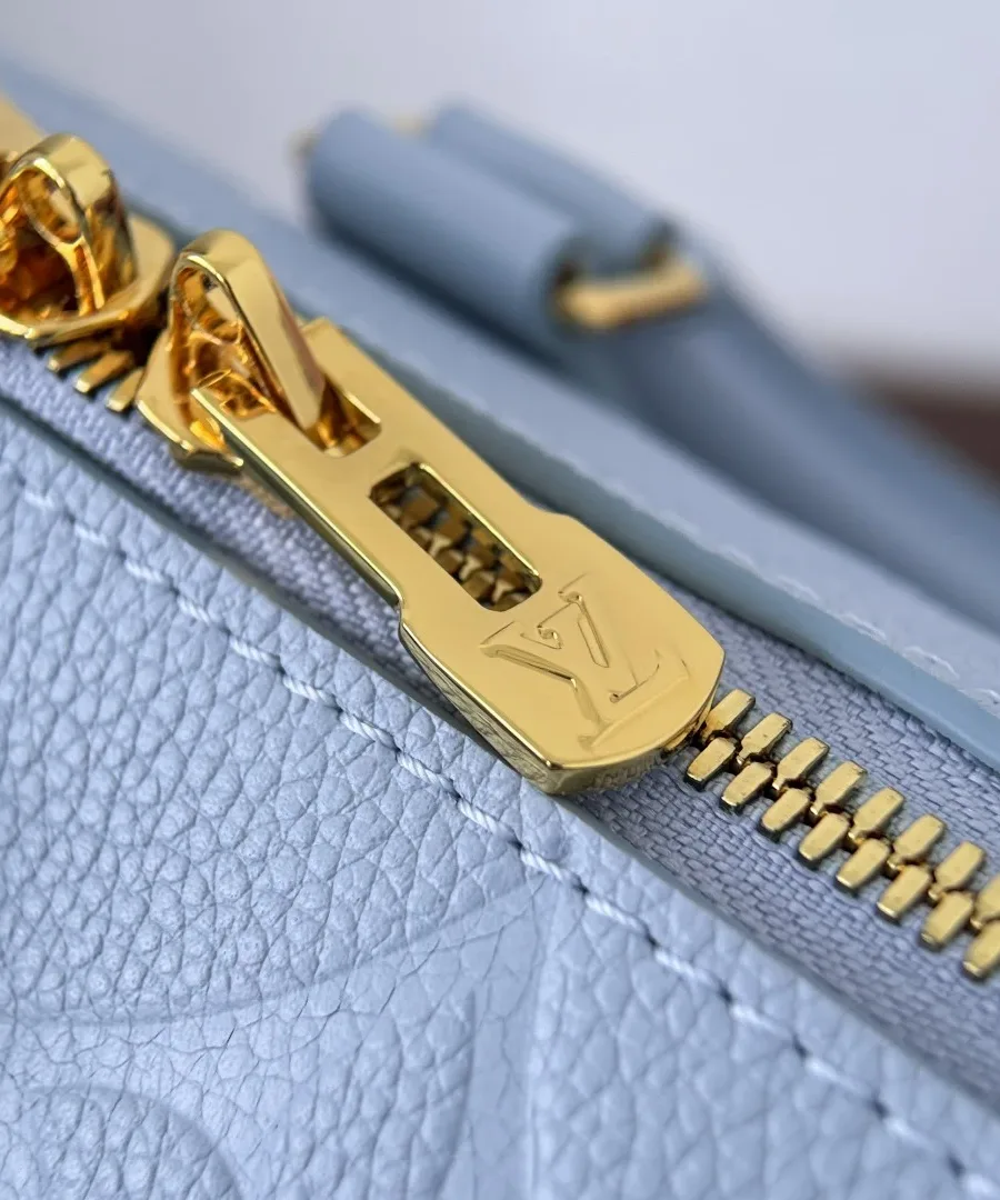 Золотистая застежка-молния с логотипом Louis Vuitton