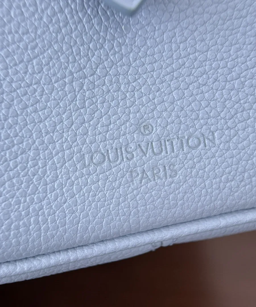 Тиснение логотипа Louis Vuitton на голубой коже