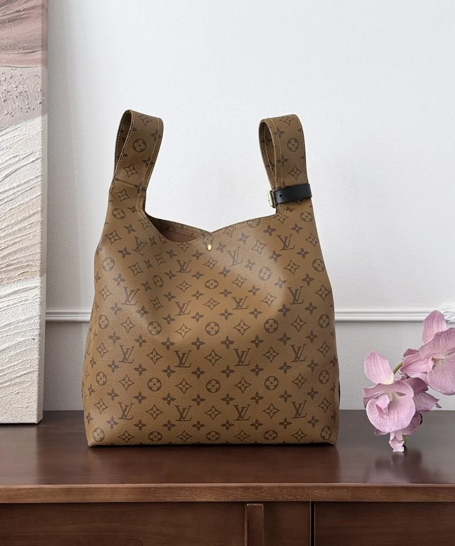 Коричневая сумка-хобо Louis Vuitton Atlantis GM из канвы Monogram, вид спереди.