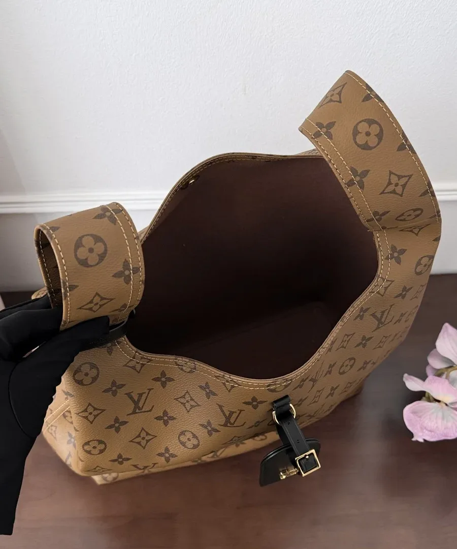 Вид сверху на открытое внутреннее отделение сумки Louis Vuitton Atlantis GM.