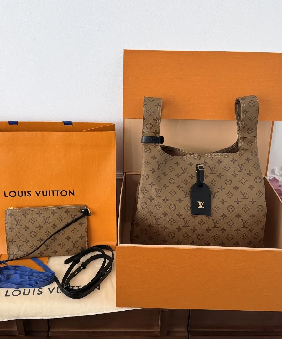 Сумка Louis Vuitton Atlantis GM с комплектом упаковки, коробкой, пыльником и ремнем.