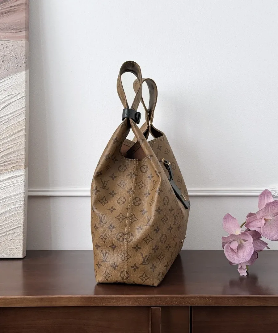Коричневая сумка-хобо Louis Vuitton Atlantis GM из канвы Monogram, вид сбоку.