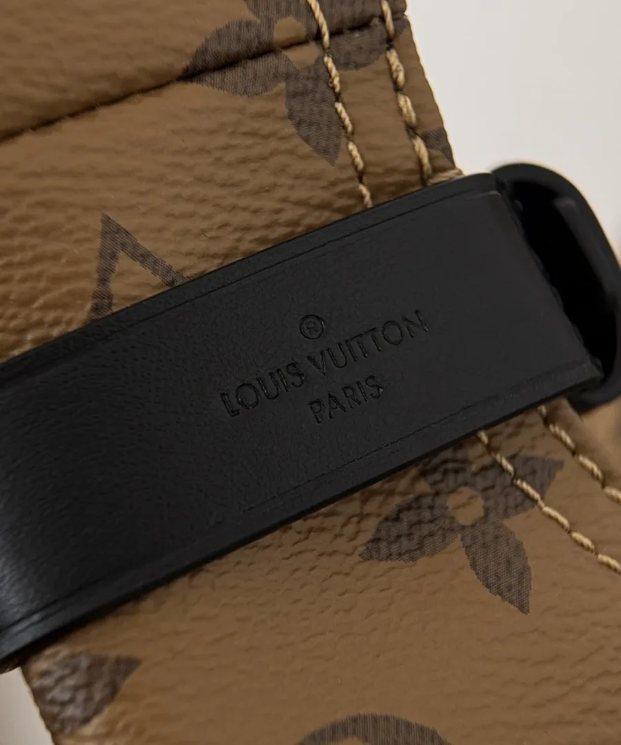 Крупный план черной кожаной детали с тиснением Louis Vuitton Paris.