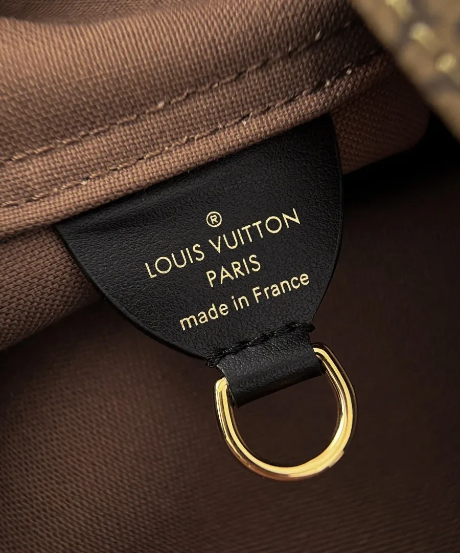 Внутренний кожаный ярлык Louis Vuitton Paris made in France с металлическим полукольцом.