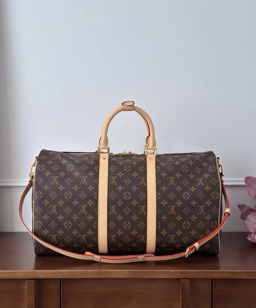 Дорожная сумка Keepall 50 с пристегнутым плечевым ремнем, вид спереди