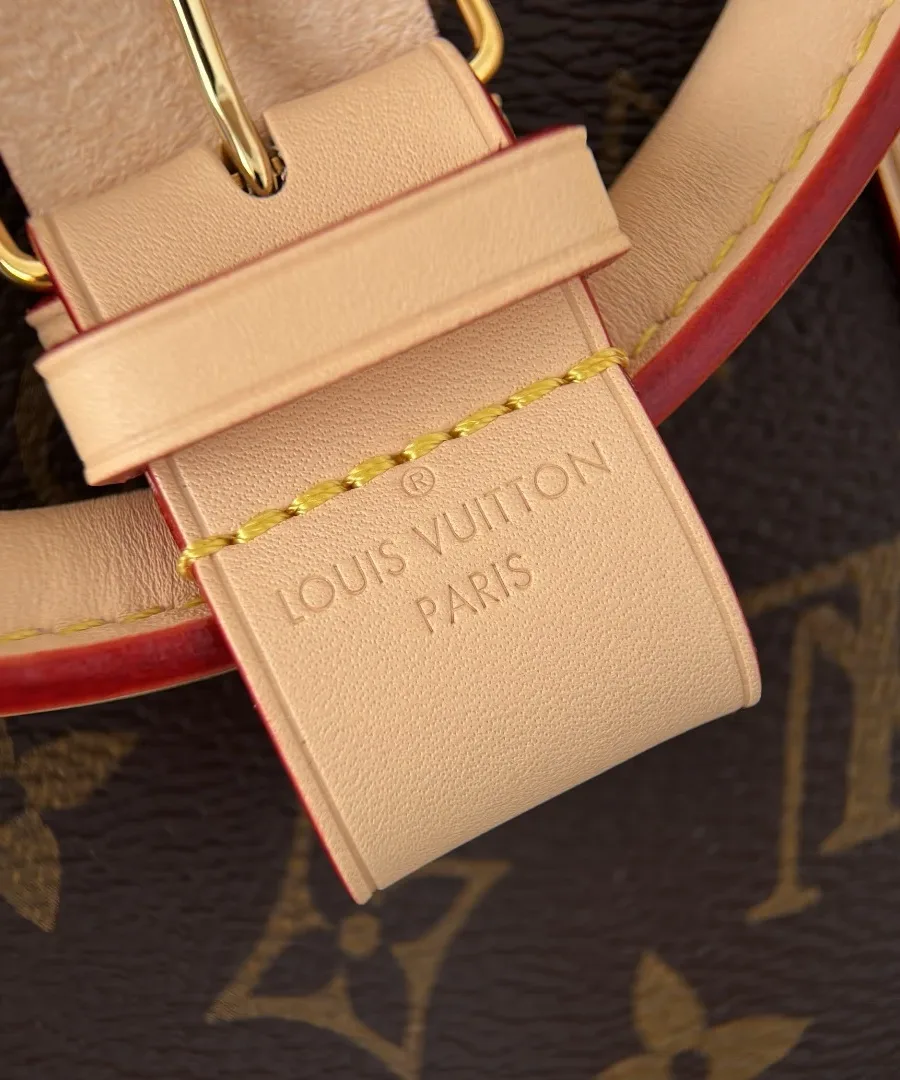Крупный план кожаного фиксатора для ручек с тиснением Louis Vuitton Paris