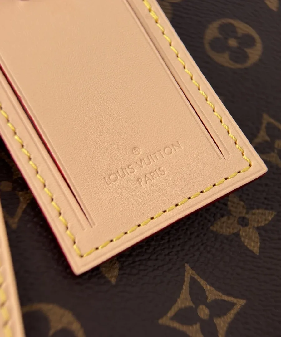 Крупный план кожаной багажной бирки с тиснением Louis Vuitton Paris