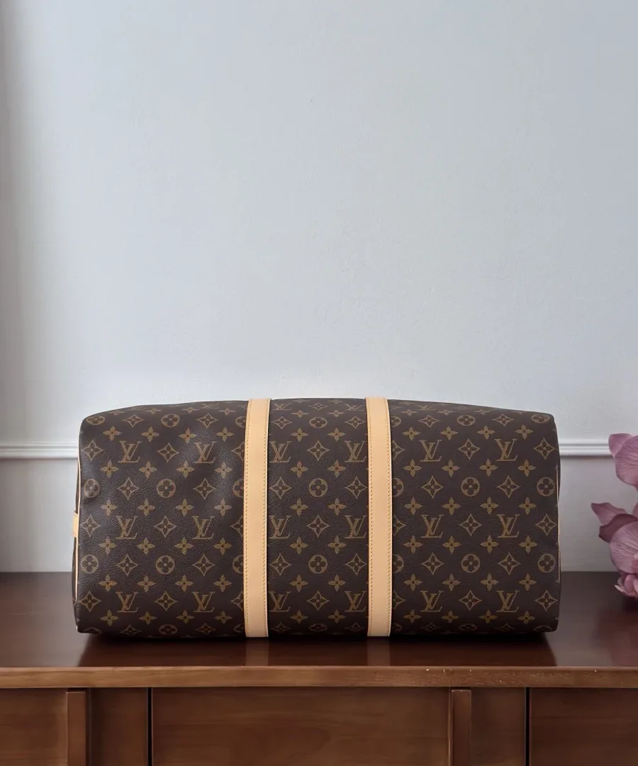 Дорожная сумка Keepall 50, вид снизу на кожаные полосы
