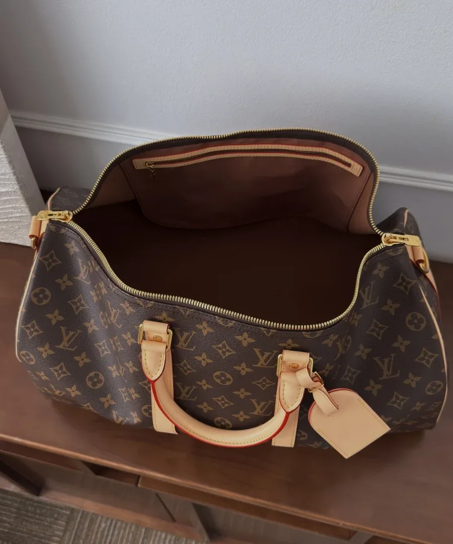 Открытая дорожная сумка Keepall 50, вид сверху на внутреннее отделение