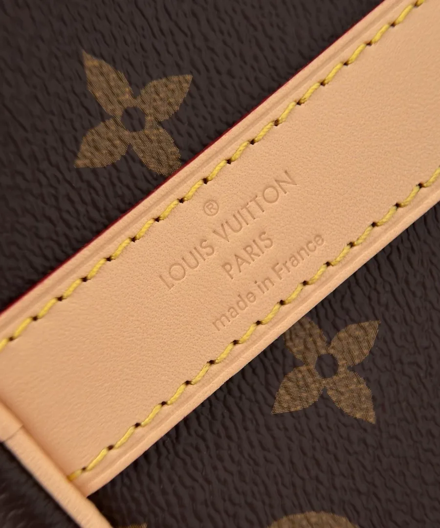 Крупный план кожаной детали с тиснением Louis Vuitton Paris made in France