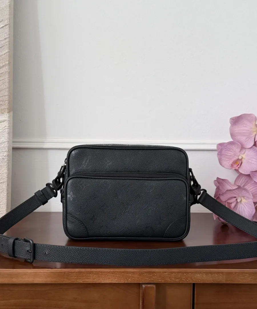 Чёрная сумка Louis Vuitton Nil с плечевым ремнем, вид спереди