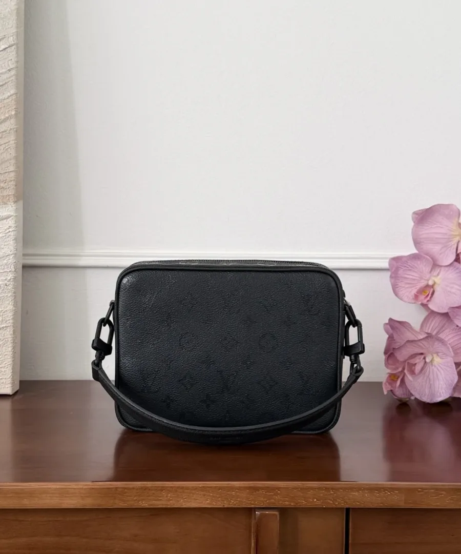 Чёрная сумка Louis Vuitton Nil с монограммой, вид спереди