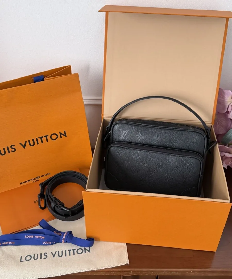 Сумка Louis Vuitton Nil в фирменной оранжевой коробке с пыльником