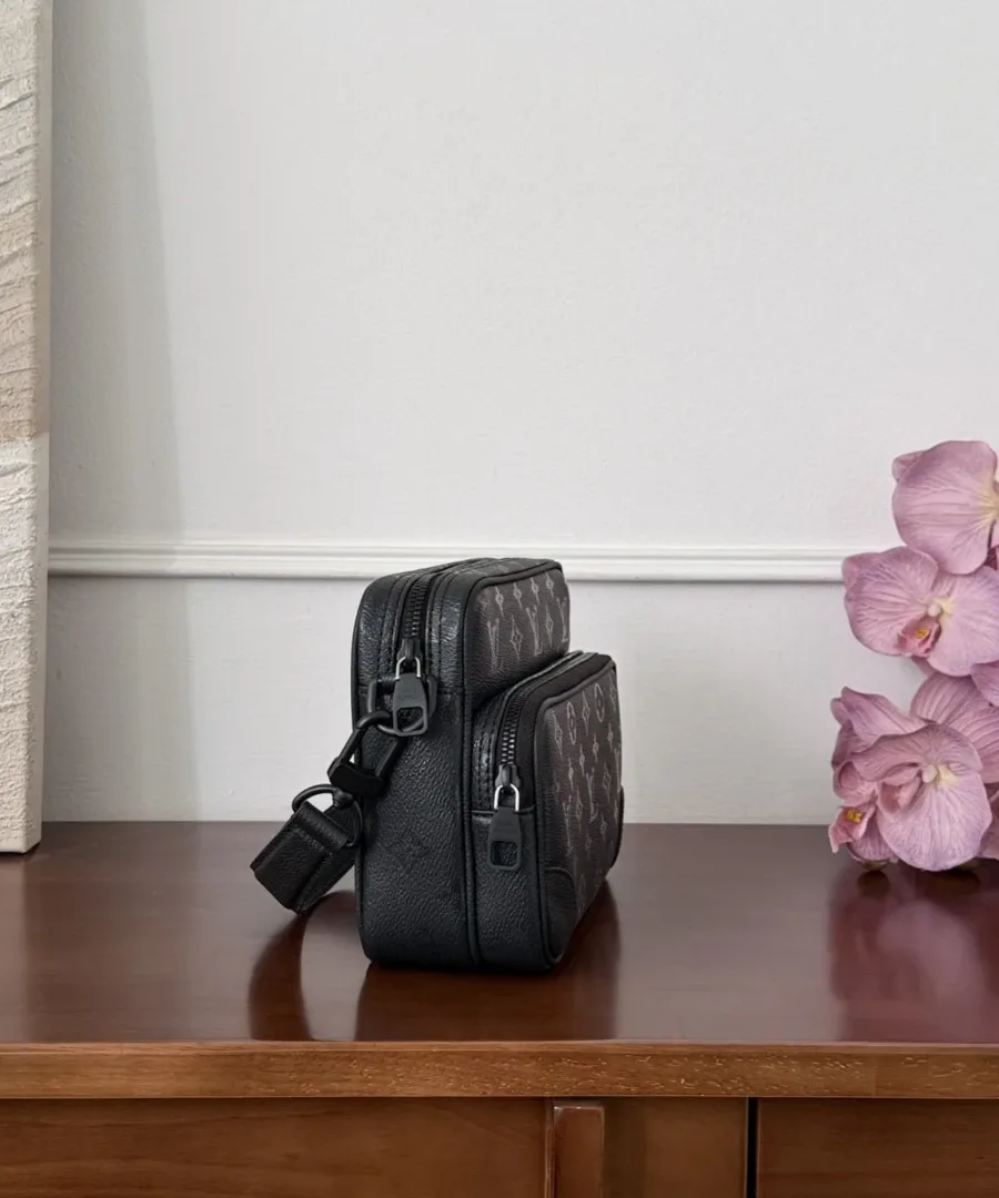 Чёрная сумка Louis Vuitton Nil, вид сбоку, два отделения на молнии