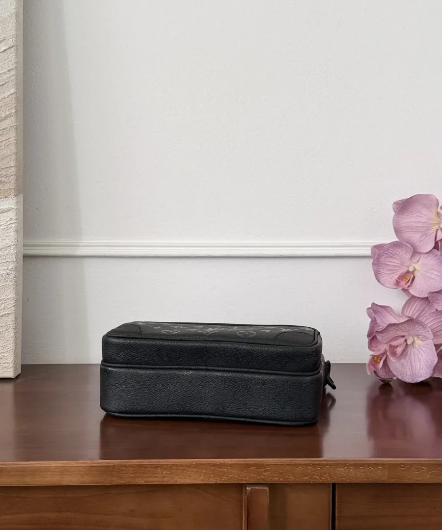 Нижняя часть чёрной сумки Louis Vuitton Nil