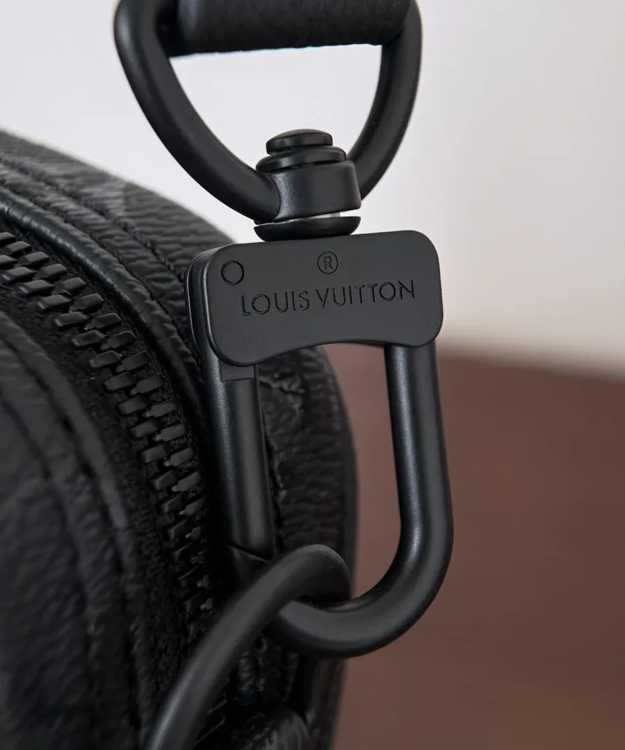 Матовый чёрный карабин крепления ремня с надписью Louis Vuitton