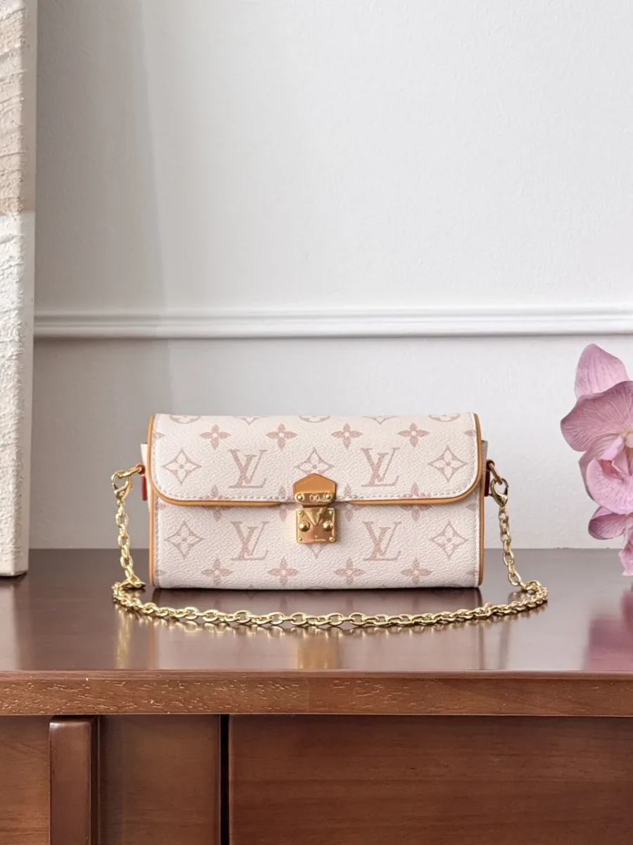 Бежевая сумка Louis Vuitton с розовым узором Monogram и золотистой цепочкой, вид спереди