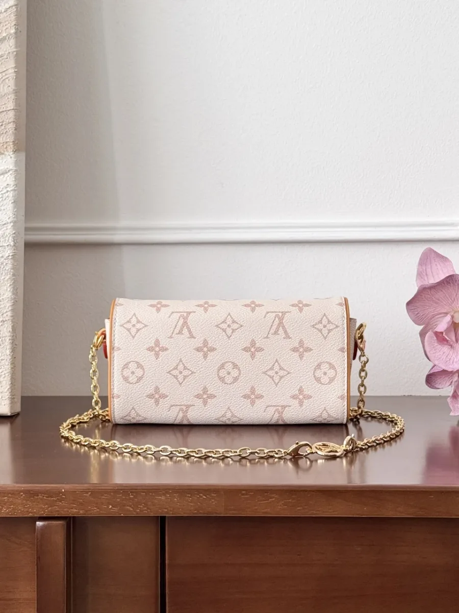 Бежевая сумка Louis Vuitton с розовым узором Monogram, вид сзади