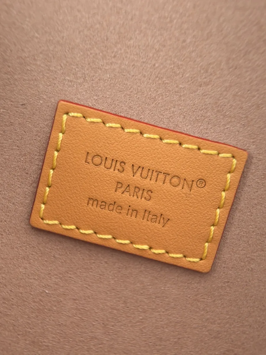 Кожаная нашивка с тиснением Louis Vuitton Paris made in Italy на внутренней подкладке