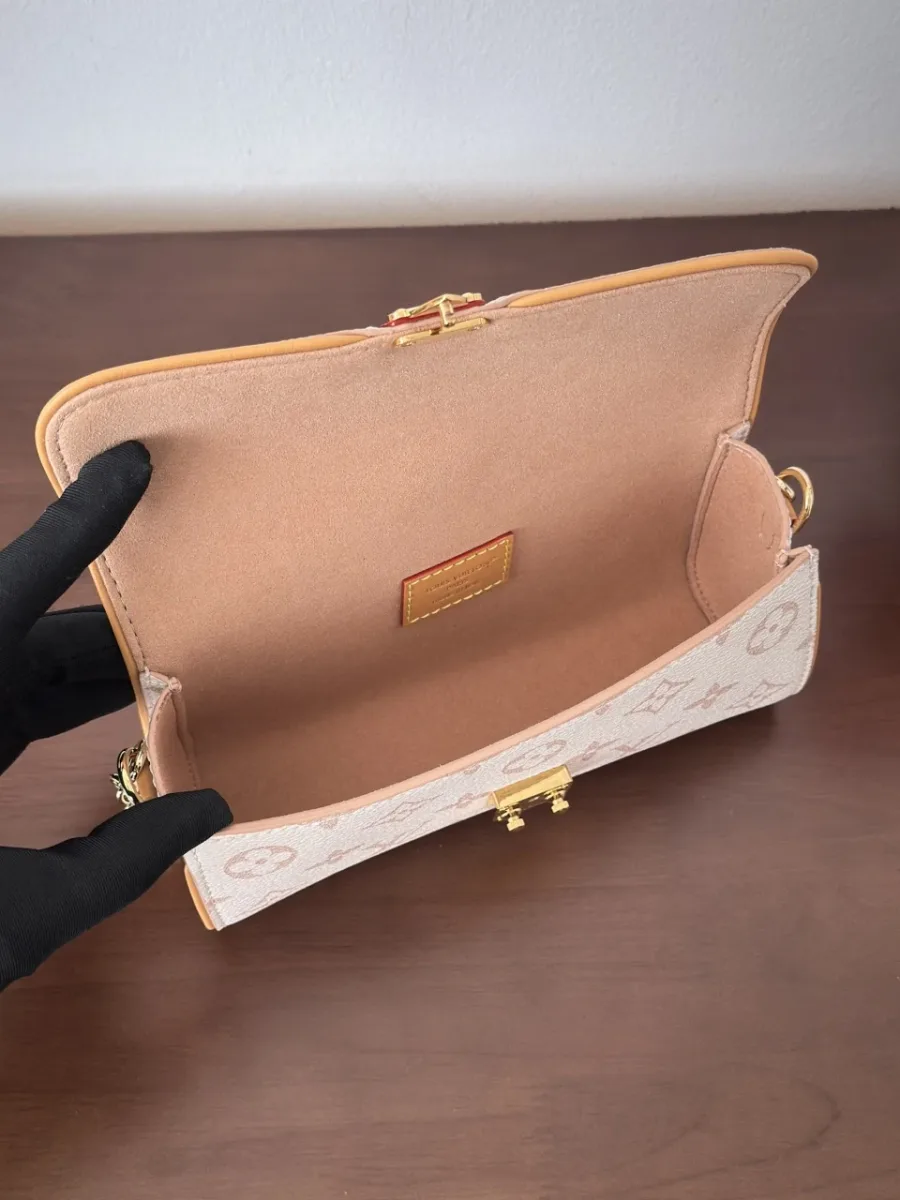 Открытая сумка Louis Vuitton, демонстрирующая внутреннее отделение с мягкой подкладкой