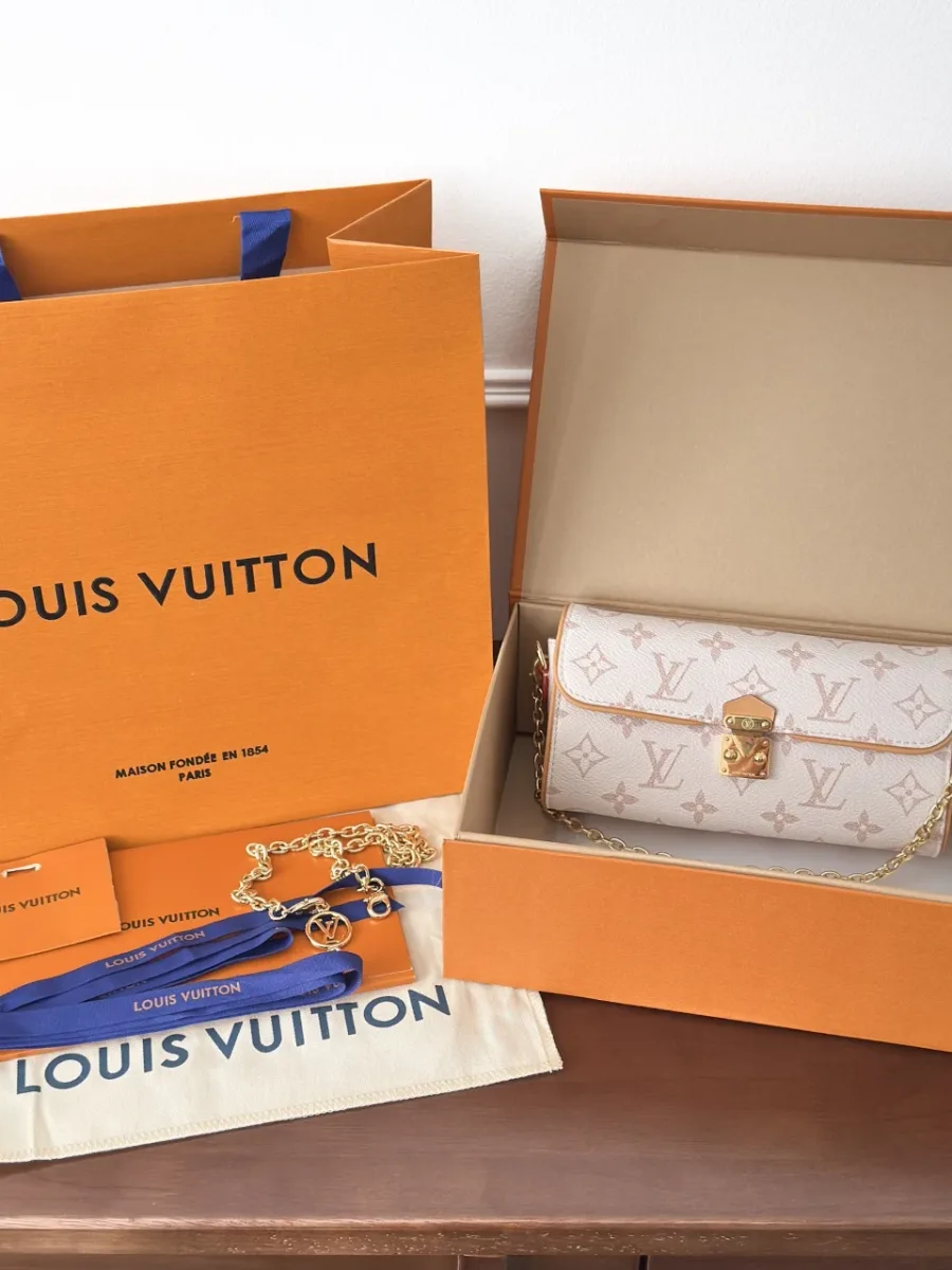 Сумка Louis Vuitton в комплекте с фирменной коробкой, пыльником и оранжевым пакетом
