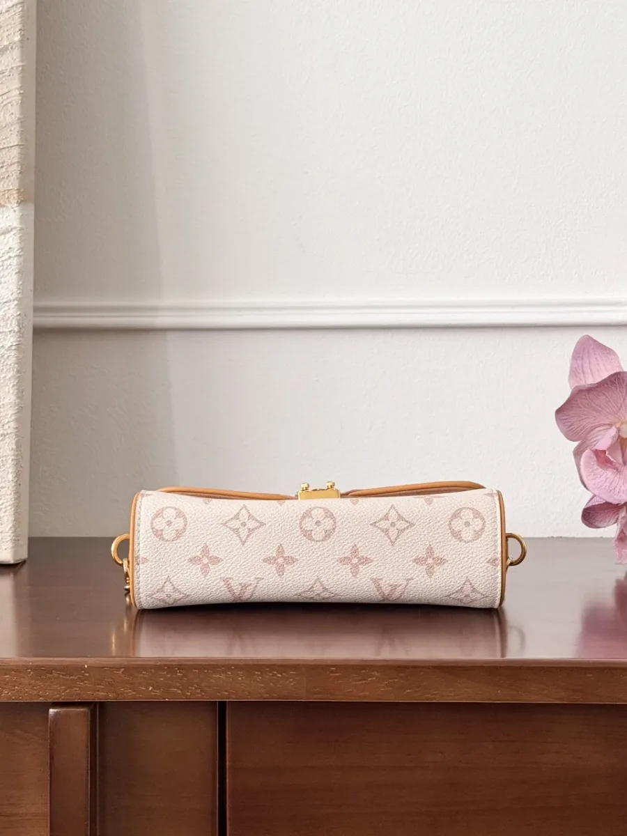 Нижняя часть бежевой сумки Louis Vuitton с розовым узором Monogram