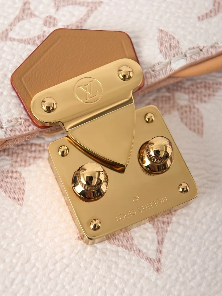 Открытый замок S-lock на кожаном креплении бежевой сумки Louis Vuitton