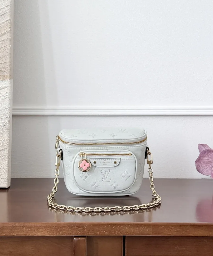 Белая поясная сумка Louis Vuitton Mini Bumbag с золотистой цепочкой, вид спереди