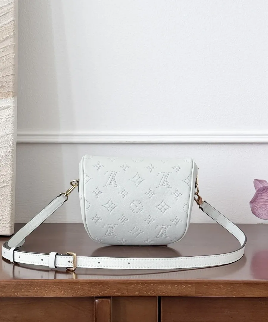 Белая поясная сумка Louis Vuitton Mini Bumbag с кожаным ремнем, вид сзади