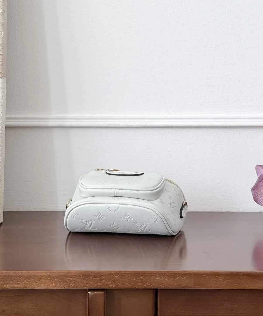 Нижняя часть белой поясной сумки Louis Vuitton Mini Bumbag