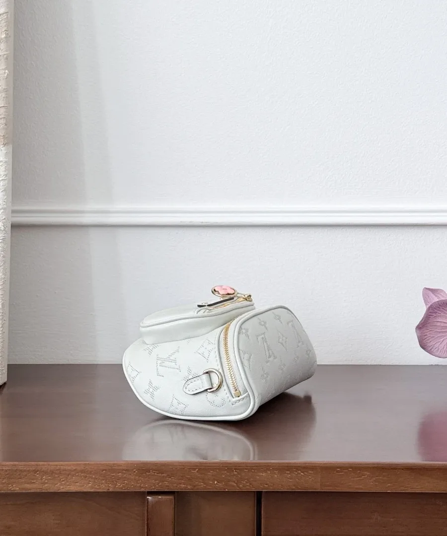 Боковая сторона белой поясной сумки Louis Vuitton Mini Bumbag
