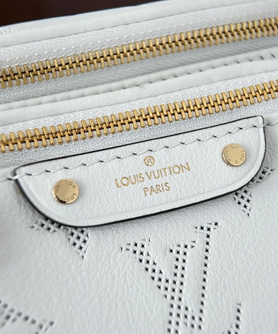 Крупный план переднего кармана на молнии с золотистым тиснением Louis Vuitton