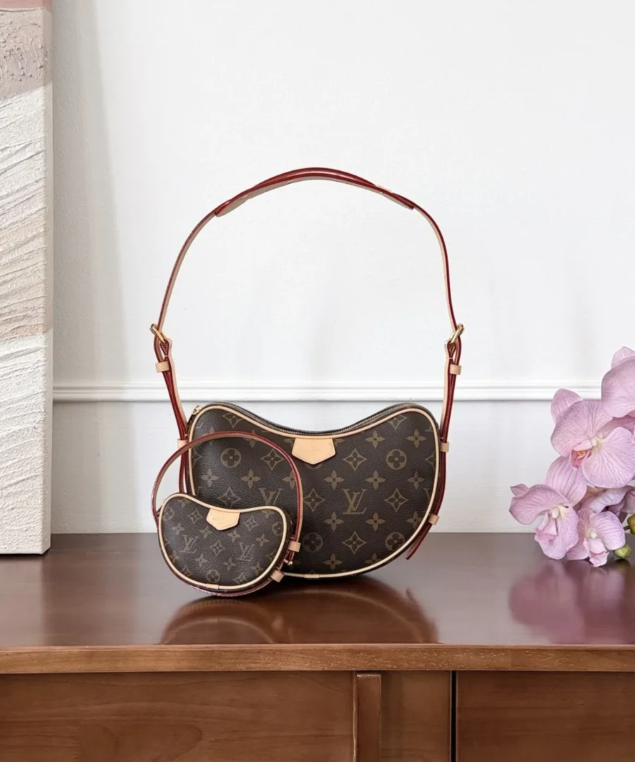 Коричневая сумка Louis Vuitton Loop со съемным мини-кошельком на деревянном столе, вид спереди