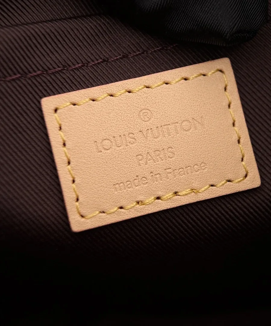 Внутренняя кожаная бирка Louis Vuitton Paris made in France на подкладке, макросъемка