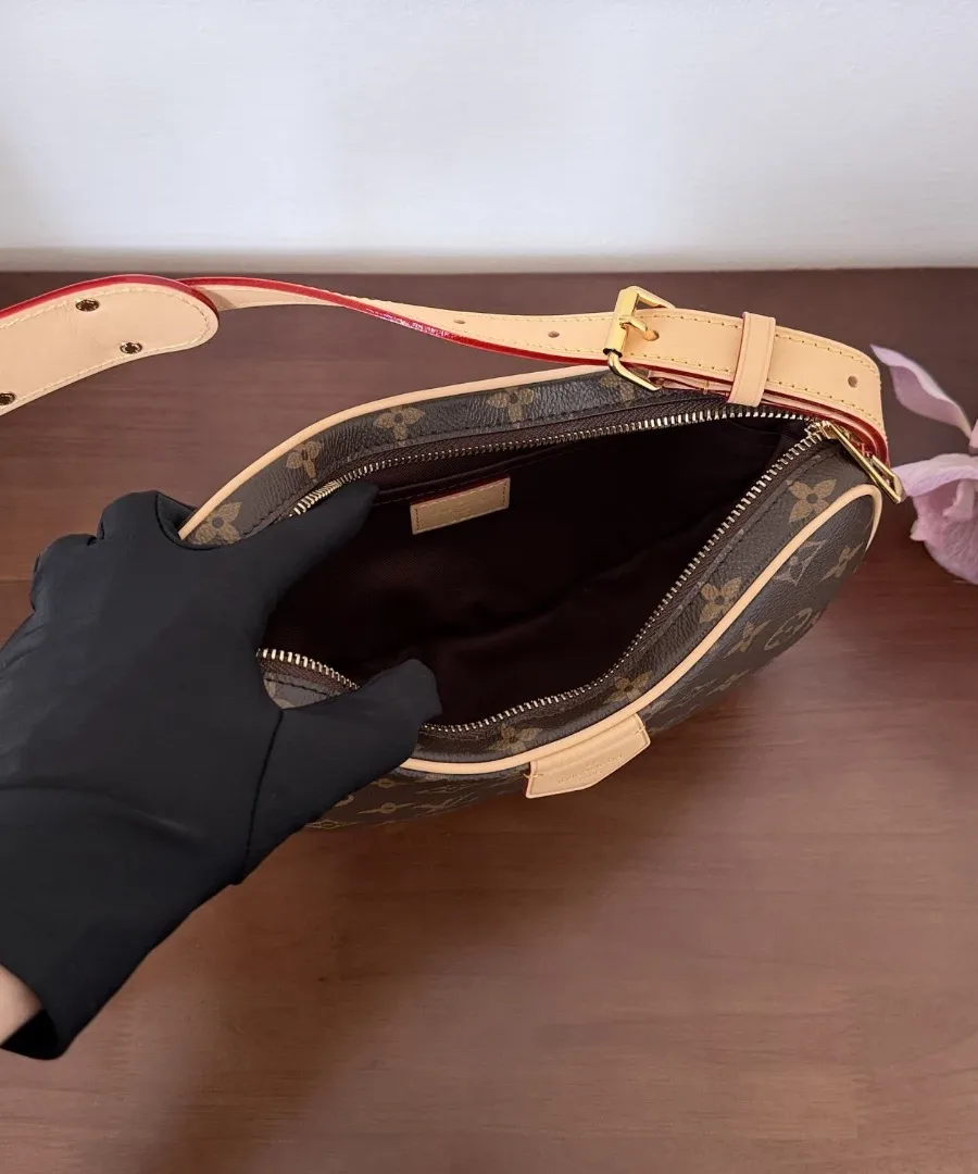 Открытое основное отделение сумки Louis Vuitton Loop с темной подкладкой, вид сверху