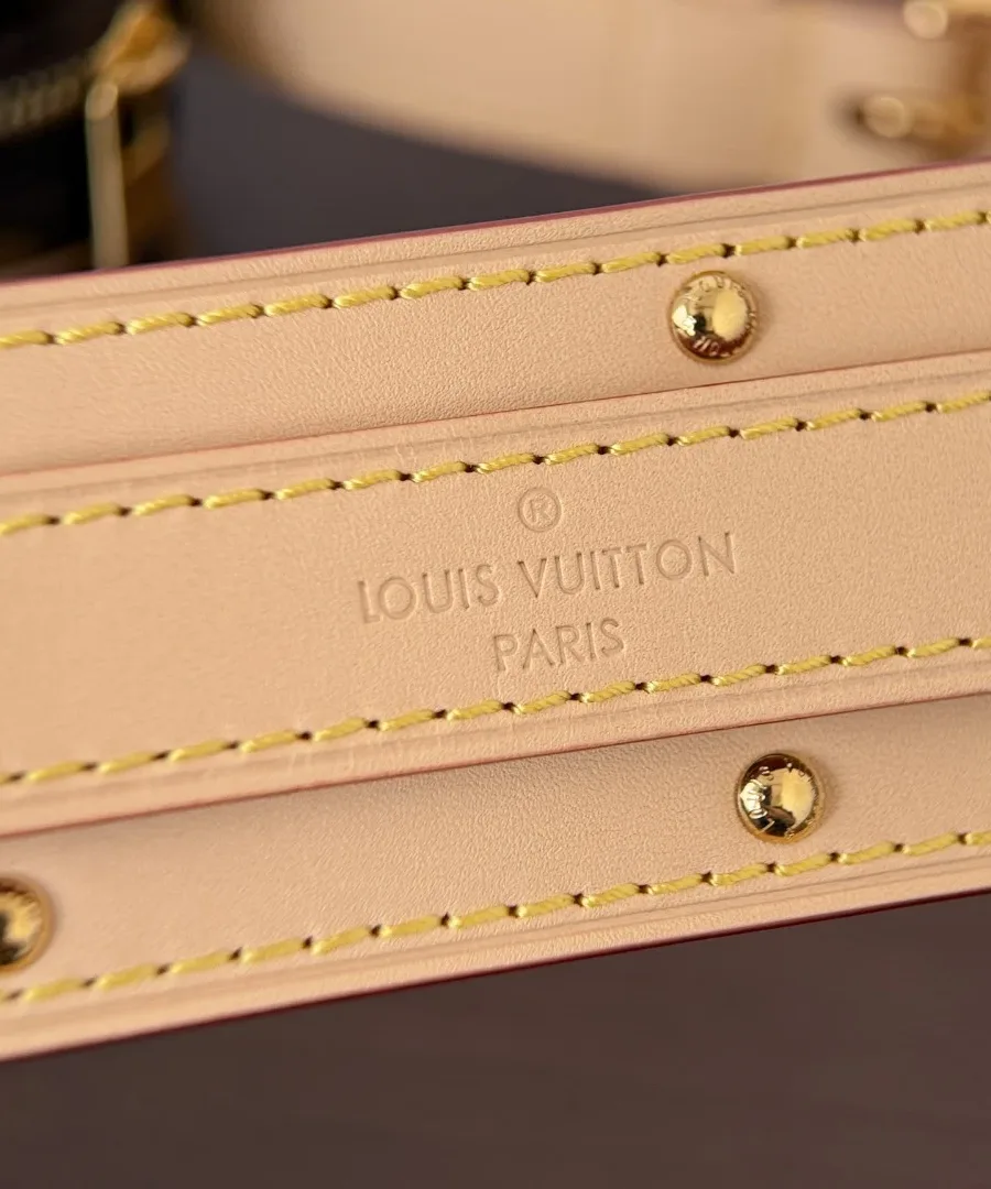 Тиснение логотипа Louis Vuitton Paris на кожаном наплечнике ремня, макросъемка