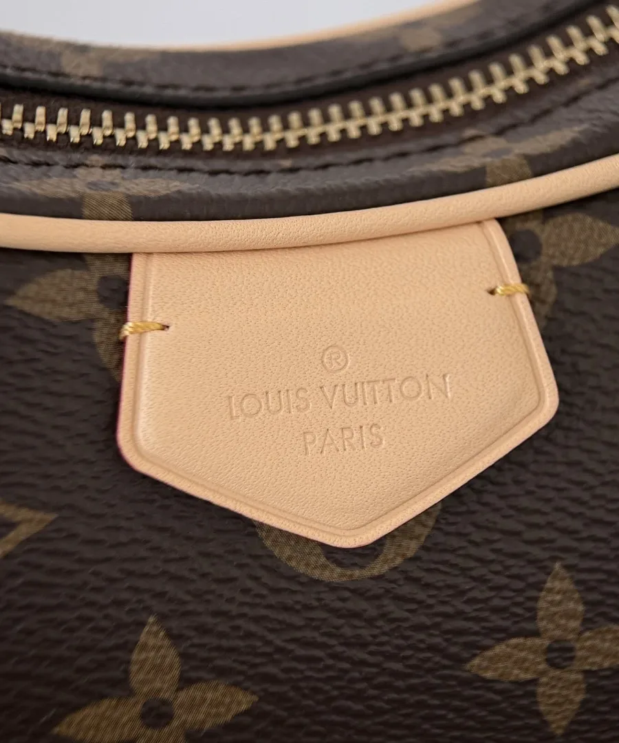 Кожаная нашивка с тиснением Louis Vuitton Paris на передней части сумки, крупный план
