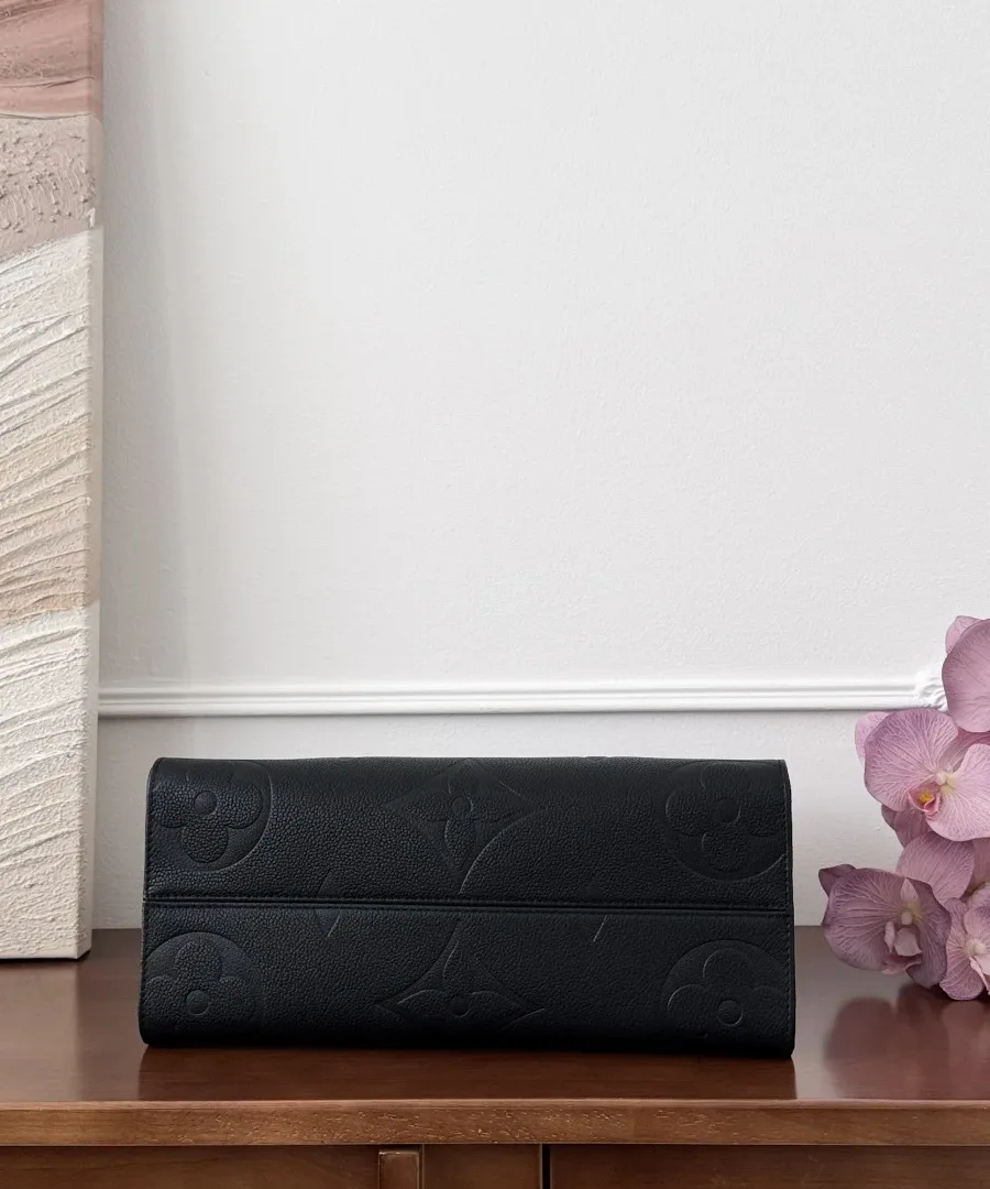 Черная сумка-тоут Louis Vuitton OnTheGo MM, вид снизу