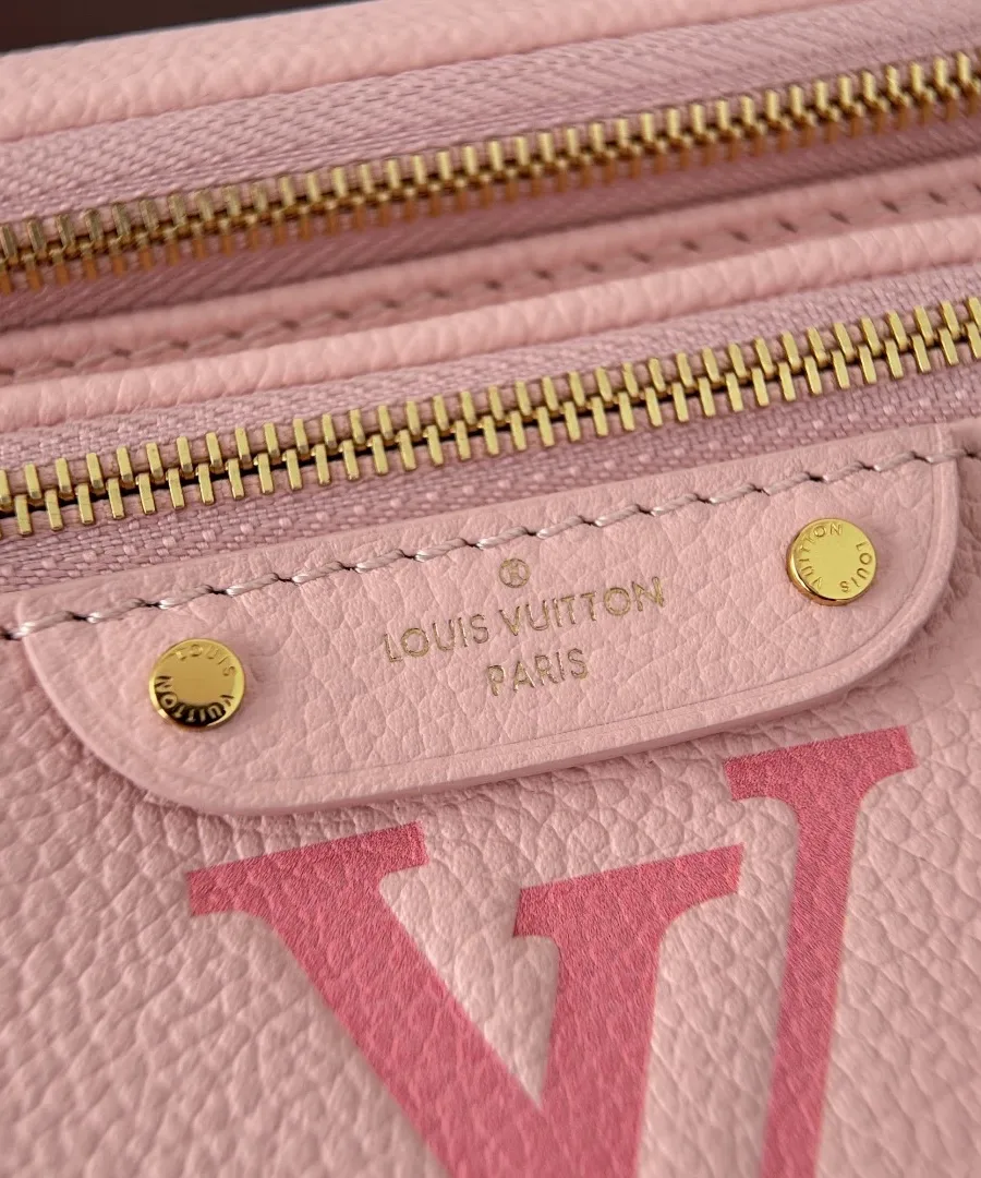 Крупный план переднего кармана с тиснением Louis Vuitton Paris