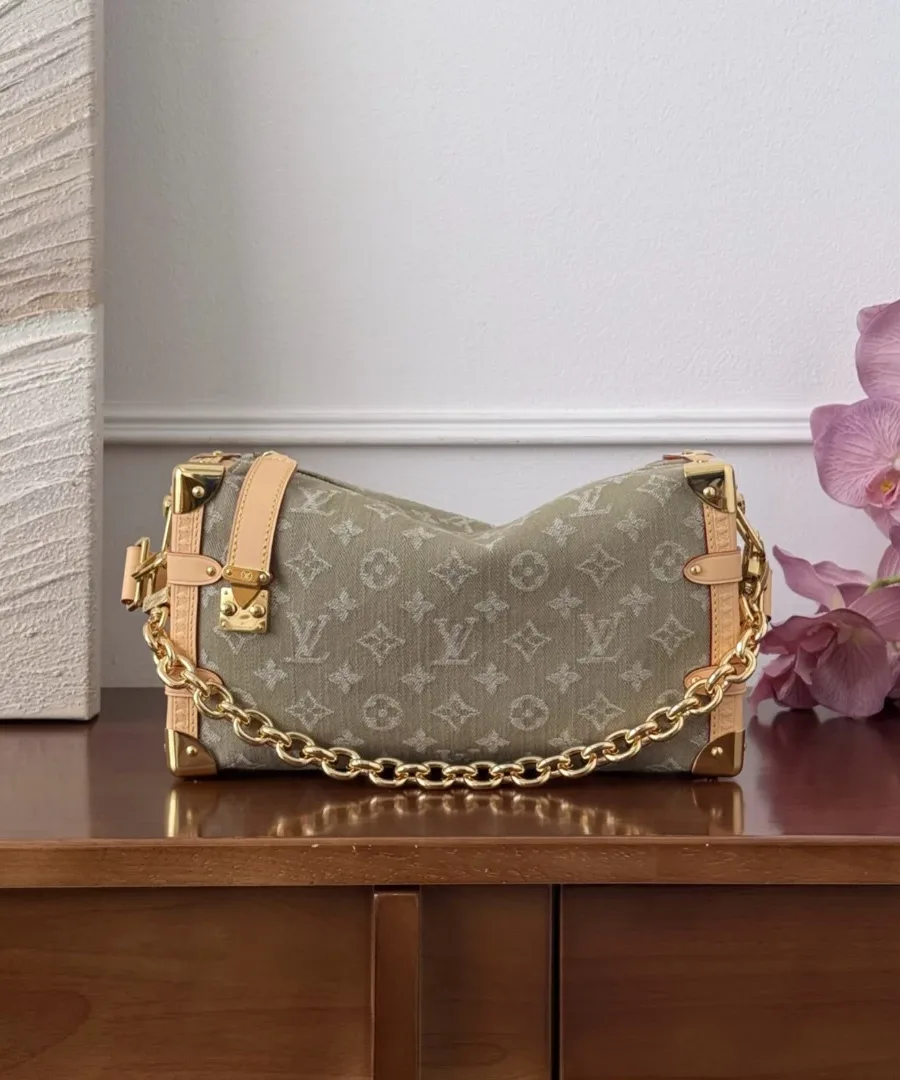 Зелёная сумка Louis Vuitton Side Trunk MM из денима с золотистой цепочкой, вид спереди